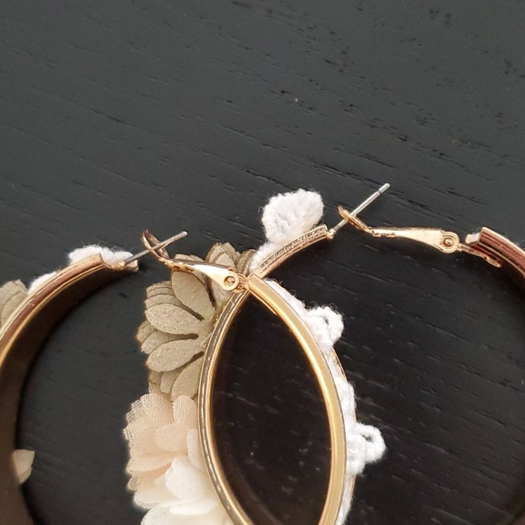 🆕️ Floral Hoop Earrings - Picture 4 of 7